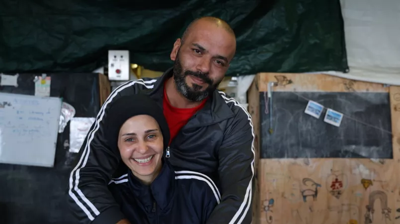 Mann hat lachende Frau im Arm