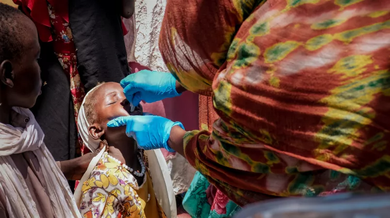 Kind erhält Schluckimpfung