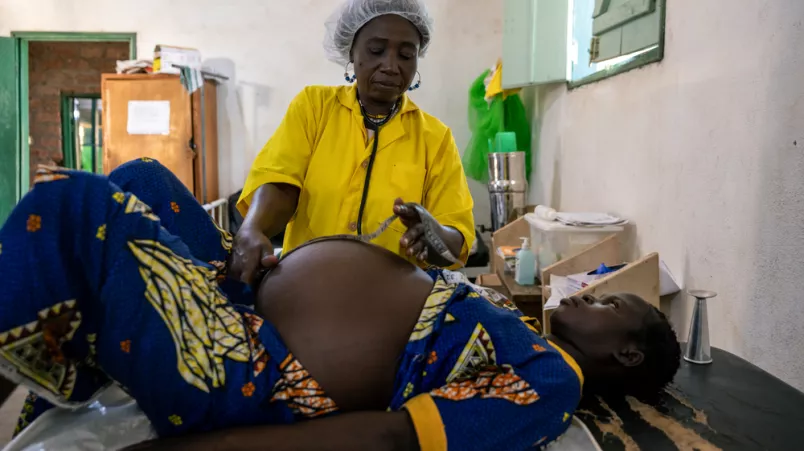 Liegende Schwangere während Ultraschalluntersuchung