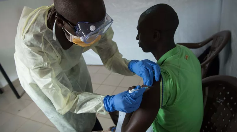 Arzt impft Mitarbeitenden gegen Ebola
