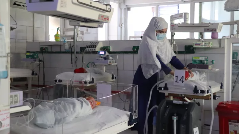 Eine Mitarbeiterin versorgt Neugeborene auf einer Krankenhausstation für Geburtshilfe.