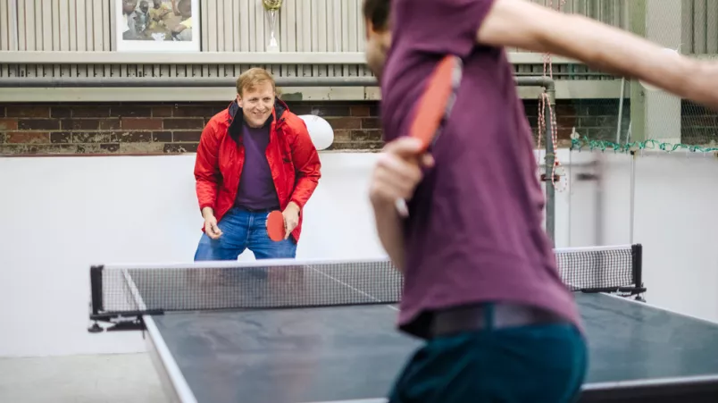 2 Personen spielen Tischtennis