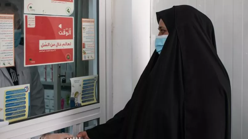 Fatin Falh holt ihre Medikamente ab