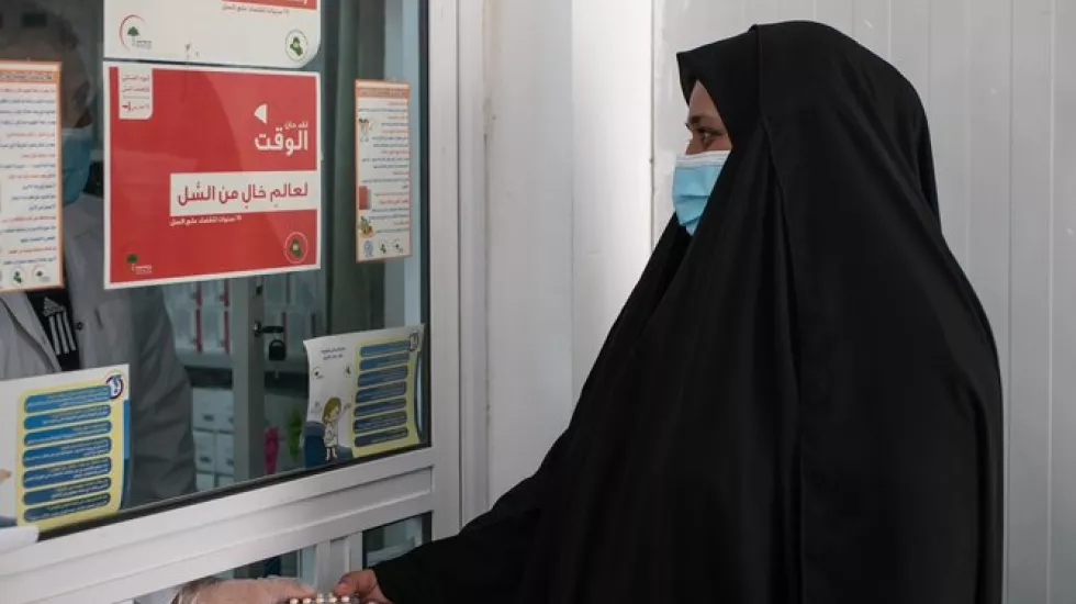 Fatin Falh holt ihre Medikamente ab