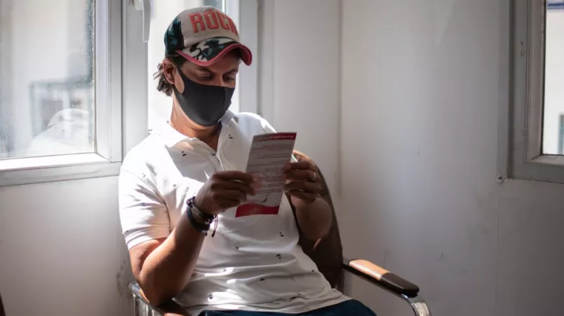 Ein Mann liest einen Info-Flyer