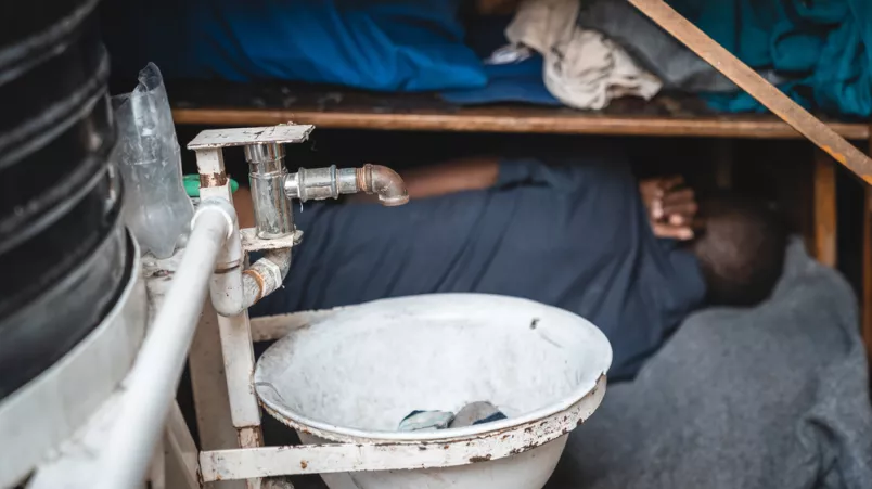 Menschen schlafen auf engstem Raum