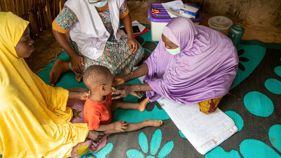 Gesundheitsbeauftragte misst Armumfang eines Kindes, Niger