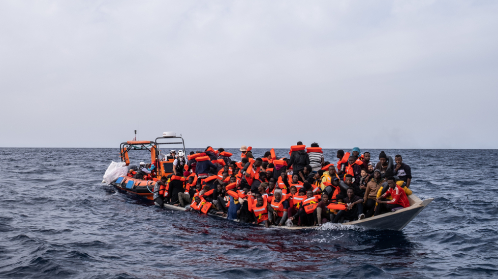 Ein Holzboot auf dem sich 109 Menschen befinden wird von einem Rettungsboot geborgen