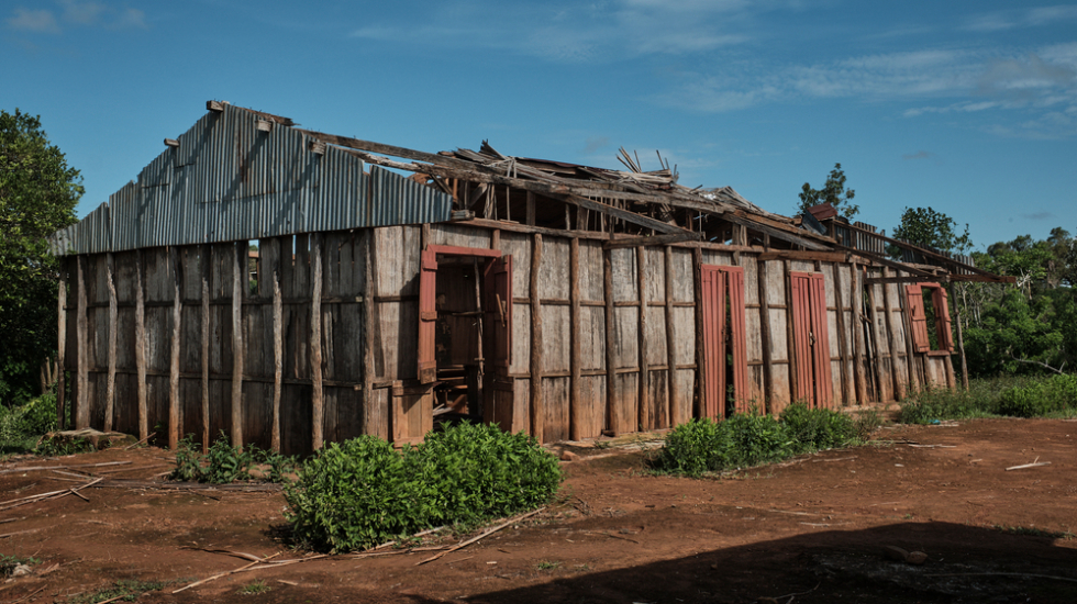 Eine von den Wirbelstürmen zerstörte Schule in Ambodrian i’Sahafary, Madagaskar