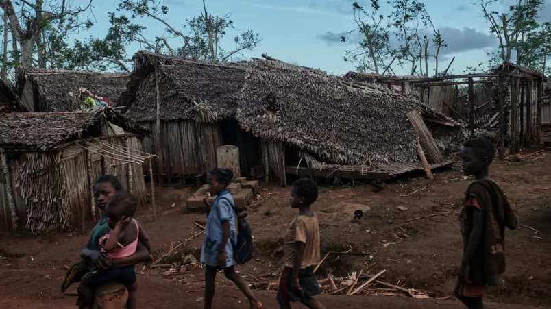 Die Häuser der Menschen in Ambodrian i’Sahafary sind von den Würbelstürmen zerstört und verwüstet