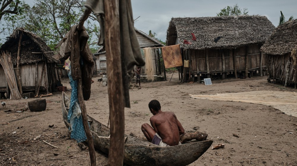 Ein Fischer repariert sein Boot in einem zerstörten Dorf im Osten Madagaskars