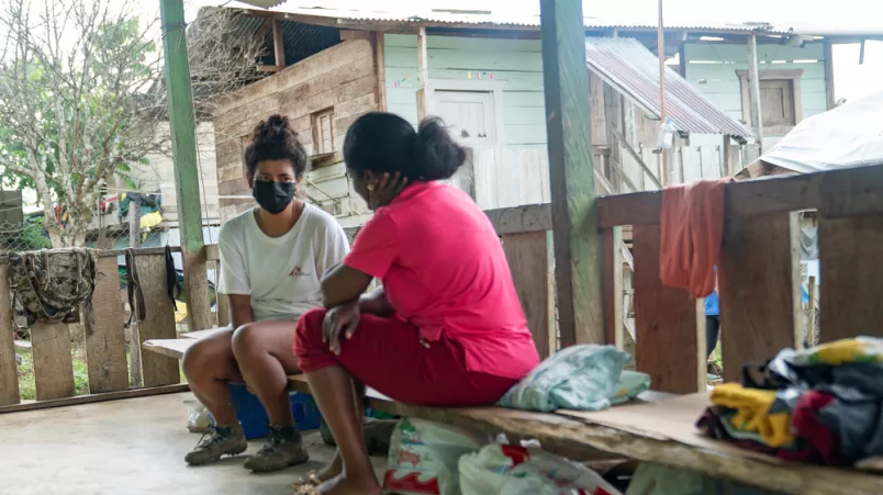 Eine Mitarbeiterin von Ärzte ohne Grenzen hört einer Patientin zu