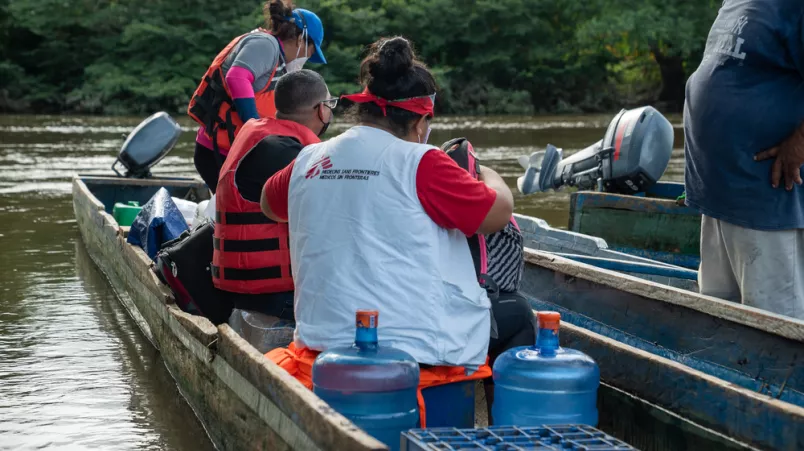 Eine Mitarbeiterin von Ärzte ohne Grenzen in einem Kanu auf dem Weg nach Bajo Chiquito