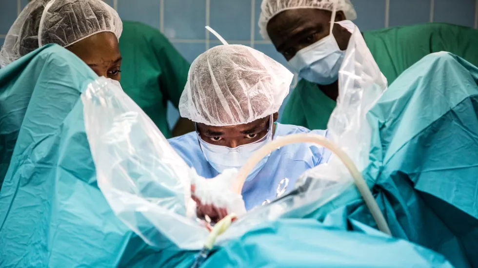 Gynäkologe während einer Operation