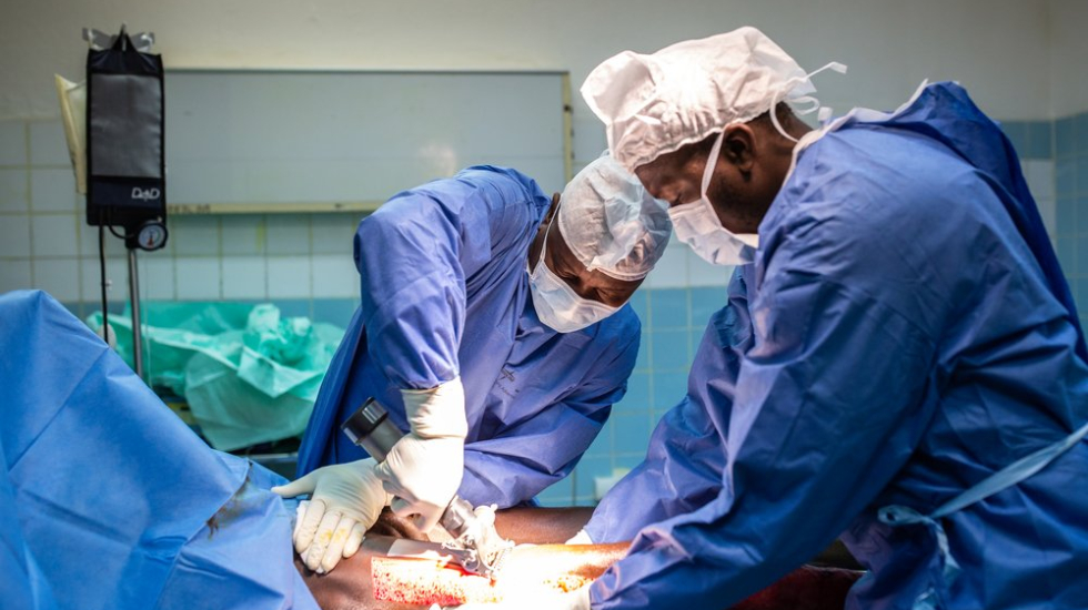 Zwei Männer im OP bei einer Hauttransplantation