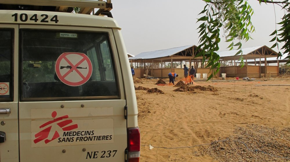Ein Ärzte ohne Grenzen Auto in einem wüstenartigen Gebiet, wo neue Behandlungszentren gegen Covid-19 aufgebaut werden