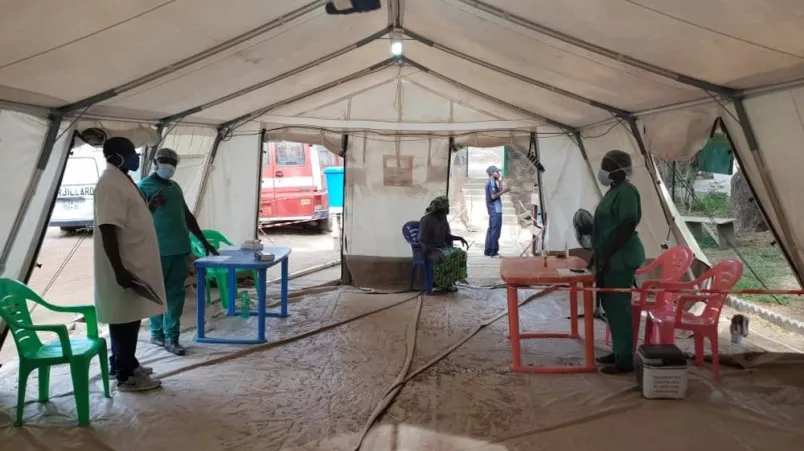 Menschen in einem großen Zelt für die Covid-19 Patient:innen