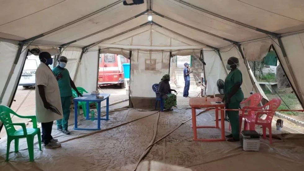 Menschen in einem großen Zelt für die Covid-19 Patient:innen