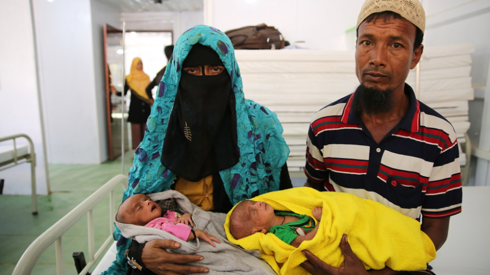 Zwei mangelernährte Neugeborene in Bangladesch