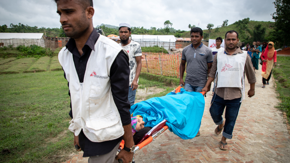Krankentransport in einem Flüchtlingslager für Rohingya in Bangladesch