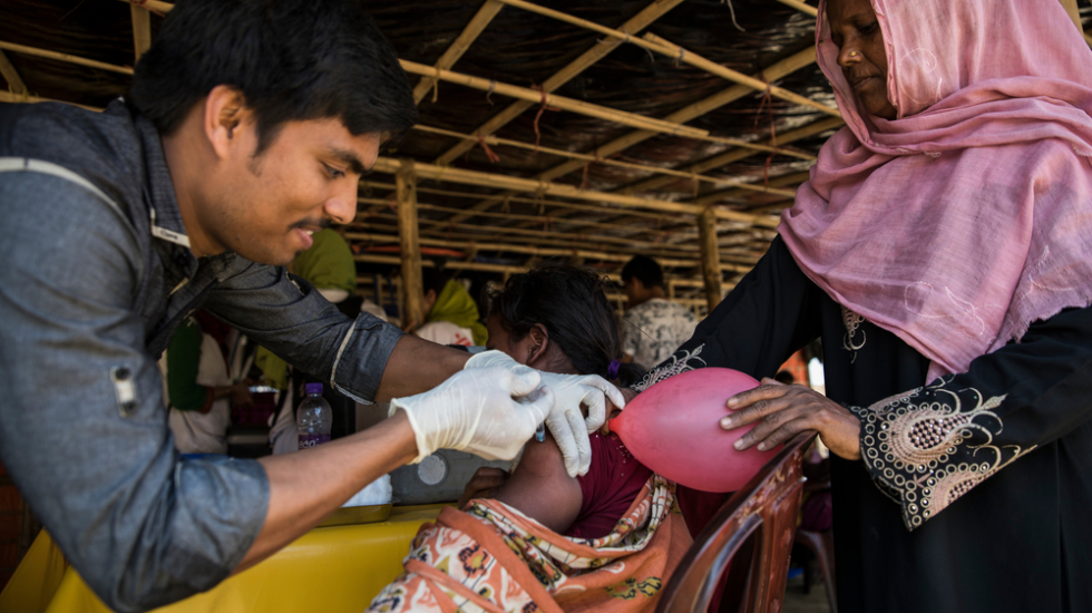 Impfung mit einem Diphtherie-Medikament in Bangladesch