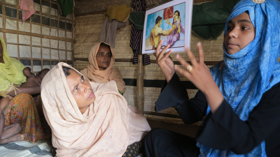 Eine Rohingya informiert Frauen über das Thema sexuelle Gewalt, z.B. in Partnerschaften