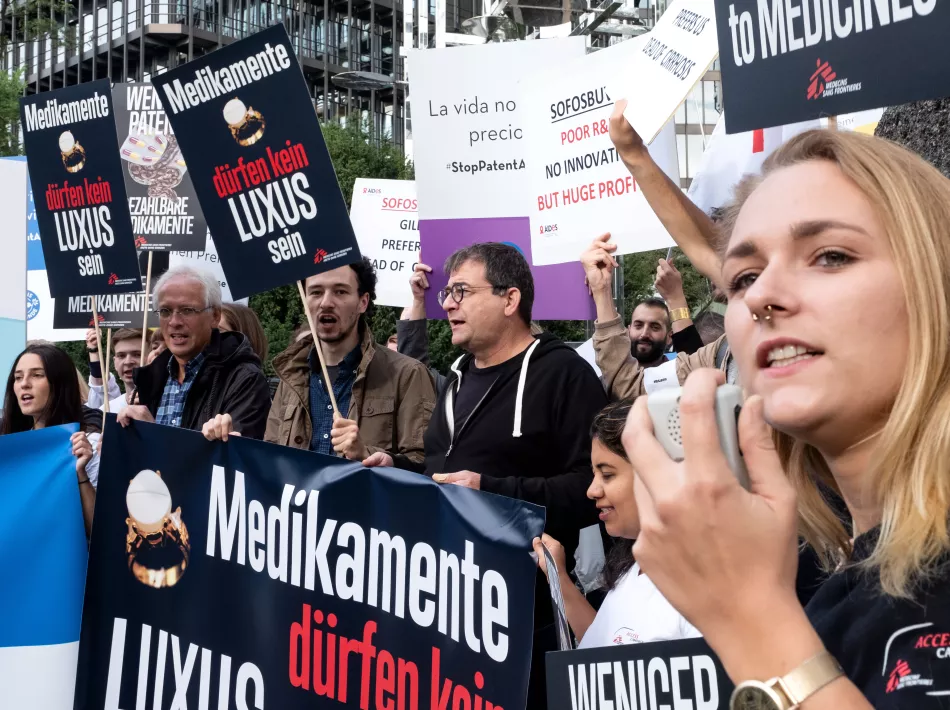 Eine Gruppe Aktivist*innen protestiert für bezahlbare Medikamente vor dem Europäischen Patentamt. Gruppe von Protestierenden für bezahlbare Medikamente.