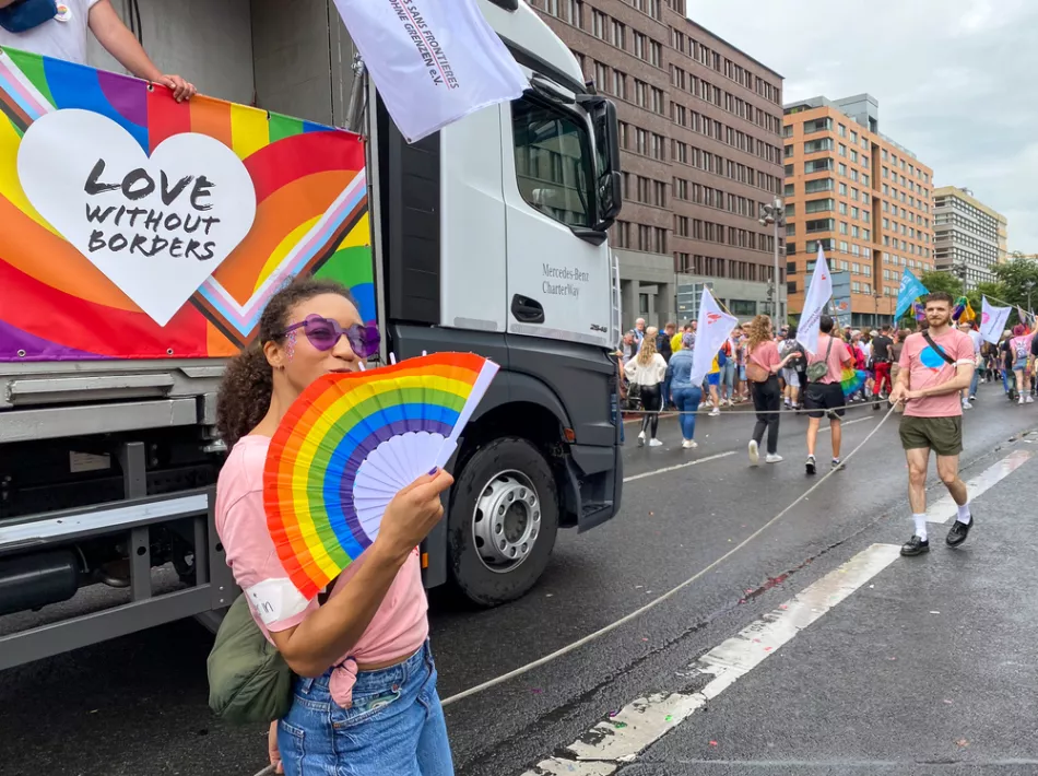 “Love without Borders - Gesundheitsversorgung ist ein Recht für alle" - unter diesem Motto waren wir beim CSD 2024. Dekorierter LKW und Teilnehmer beim Christopher Street Day