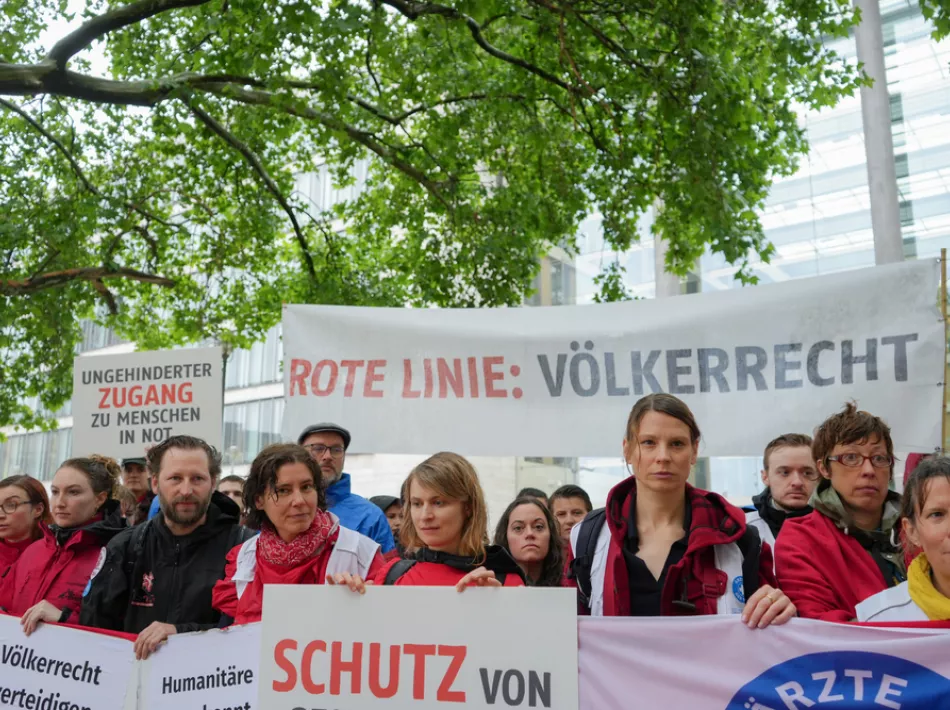 Menschen demonstrieren vor Auswärtigem Amt