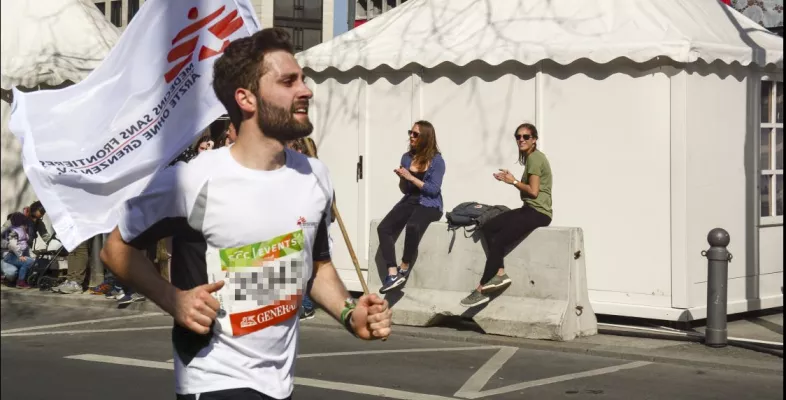 Läufer mit Ärzte ohne Grenzen-Fahne