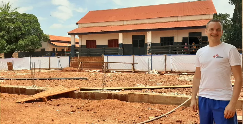 Johannes Diers vor der Baustelle eines Krankenhauses
