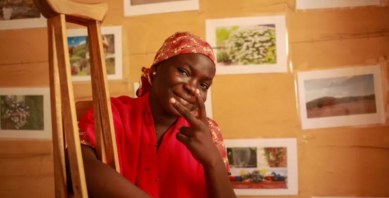 Frau mit Krücken zeigt Peace-Zeichen