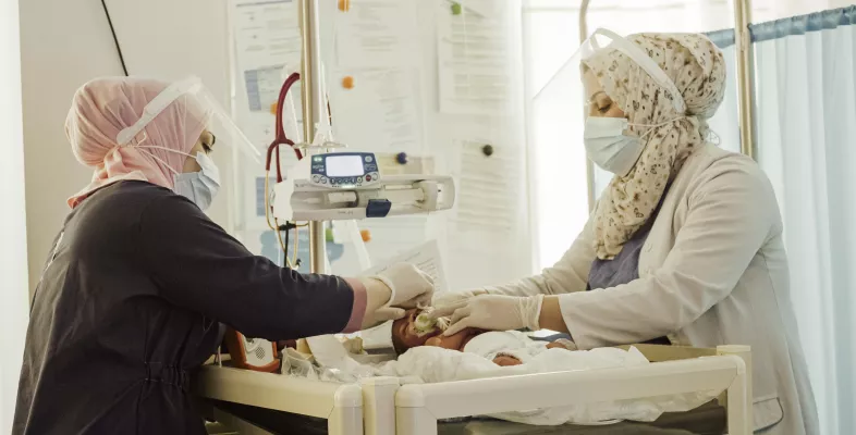 Hebamme Ibtisam Hasim versorgt ein Neugeborenes in unserer Klinik in Nablus, Mossul im Nordirak.