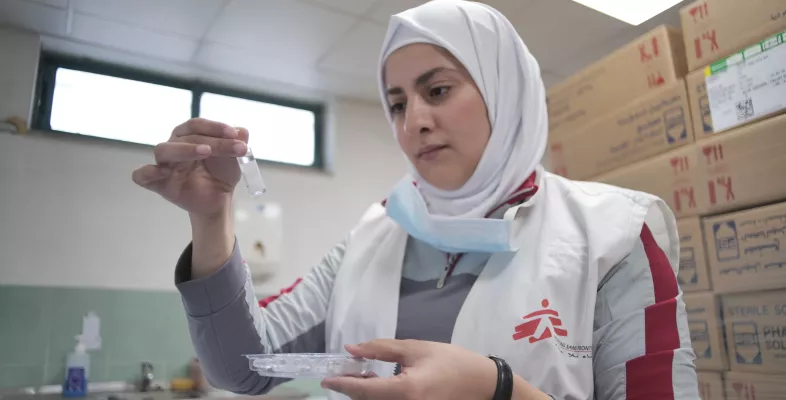 Die Apothekenleiterin Ola Barakat bei der Arbeit