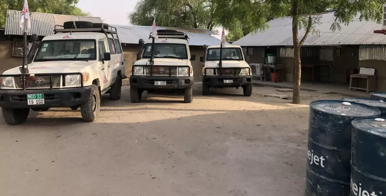 Drei Landcruiser von Ärzte ohne Grenzen stehen vor dem Krankenhaus in Lankien, Südsudan