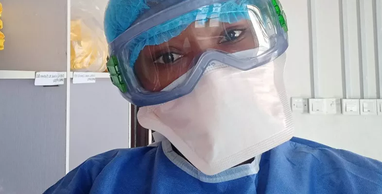 Shirley Samson in ihrer Infektionsschutzkleidung