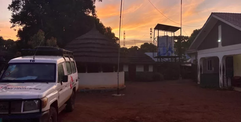 Sonnenuntergang am Gesundheitszentrum Mundri im Südsudan