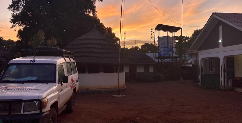Sonnenuntergang am Gesundheitszentrum Mundri im Südsudan