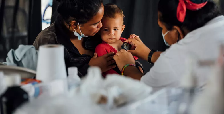 Panama: Krankenschwester untersucht Mutter und Kind