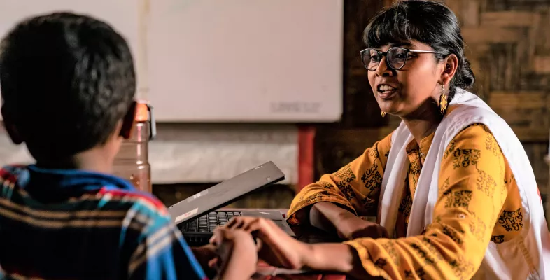 Bangladesch Junge und Psychologin im Gespräch