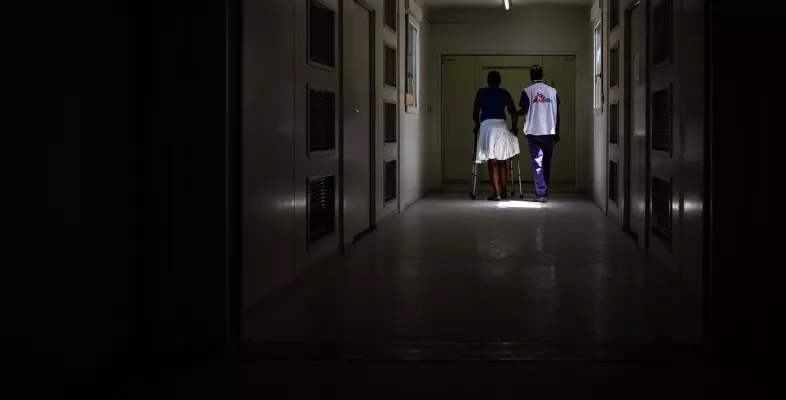 Eine Patientin wird in unserer Unfallklinik in Port-au-Prince versorgt