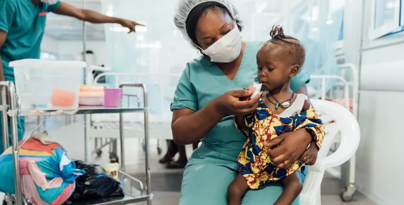 Intensivtherapeutisches Ernährungszentrum Unsere Krankenschwester versorgt das mangelernährte Mädchen in Sierra Leone