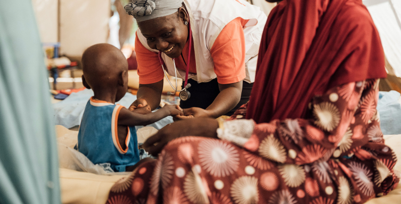 Dr. Dr. Faïza Ouedraogo untersucht ein Kind, da sich langsam von Mangelernährung erholt.