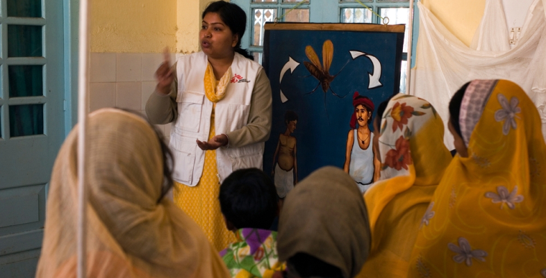 Eine Lehrerin erteilt ihren Schülerinnen Präventionsunterricht zu Kala Azar und  Malaria