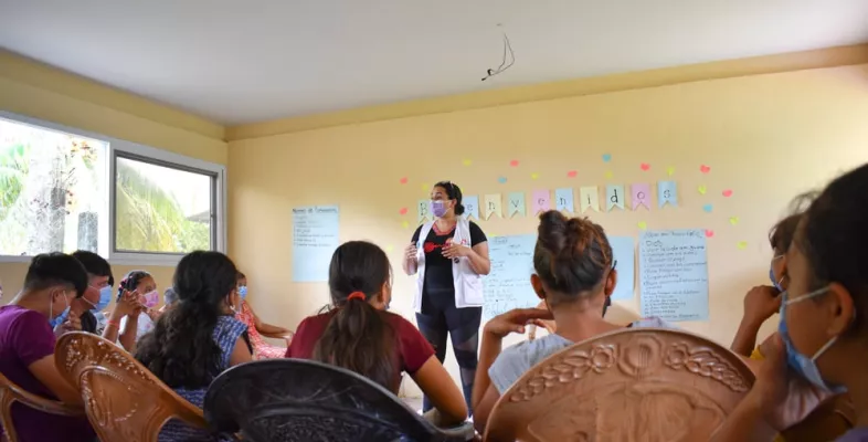 Psychopädagogische Gespräche und Gruppentherapien sind einige der Strategien, welche die Gemeindeteams in der Jugendarbeit anwenden.