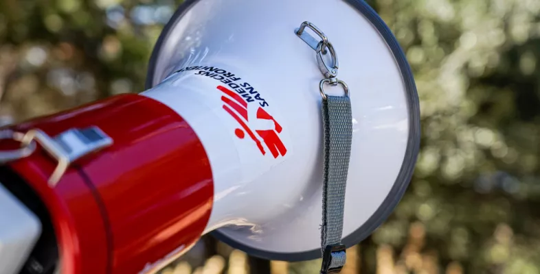 Mikrofon mit Logo von Ärzte ohne Grenzen