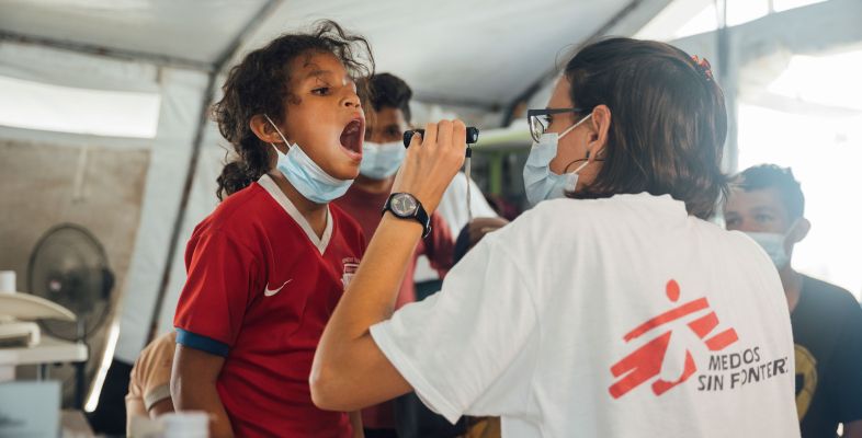 Lucía Lázaro untersucht eine Patientin.