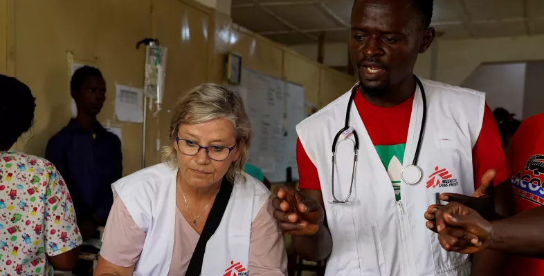 Sierra Leone: Im Hinistas-Gesundheitszentrum in Tonkolili versorgen Nelleke Smitsman und Mustapha Kallon ein Kind, das an Malaria erkrankt ist.