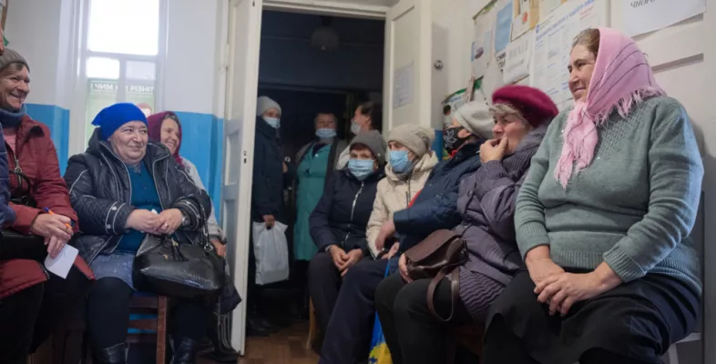 Patient*innen warten in einer unserer mobilen Kliniken auf ihre Behandlung.