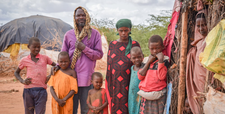 Borow Ali Khamis und seine Familie Der 50-jährige Borow Ali Khamis steht mit seiner Familie vor deren Unterkunft im Camp Dagahaley. Er war Landwirt und Viehzüchter in Somalia, hat aber aufgrund der langen Dürre alles verloren.